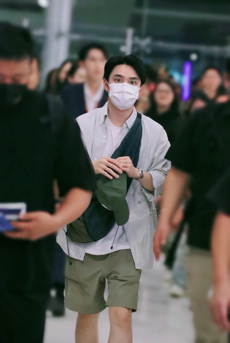 240811 BKK 🛫  👐👐
#도경수 #DOHKYUNGSOO #都暻秀 #ドギョンス  
 #FANCONCERT_BLOOM_inBKK 
 #BLOOMinBkkD2