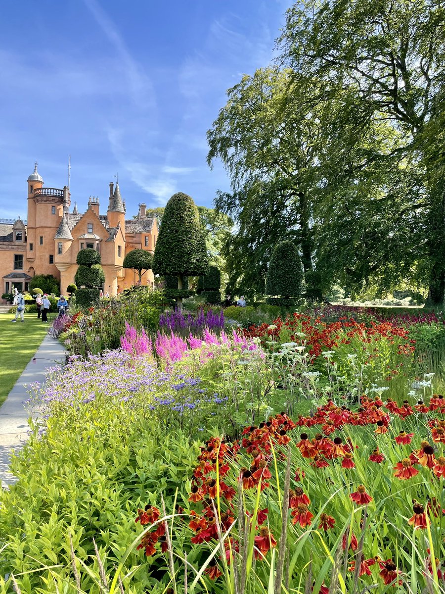 ShivmacbS's tweet photo. Wow!!! An absolute treat for the senses this afternoon with a visit to @Aldourie gardens through @scotgardens &amp; supporting @HighlandHospice Just beautiful! #scottishgardens #inverness https://t.co/BLkPArnxj2