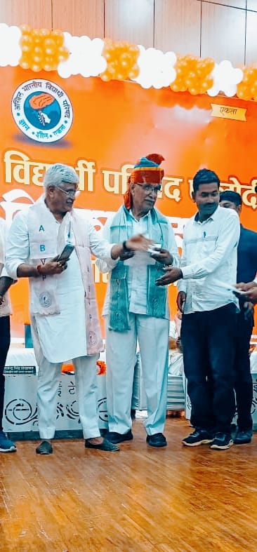 DevsaRathore007's tweet photo. आज फलोदी  जिले में अनुदेशक  संघ की  टीम ने जोधपुर के माननीय सांसद गजेंद्र सिंह शेखवात व फलोदी विधायक पब्बा राम जी को कम्प्यूटर विषय अनिवार्य , केडर विस्तार और वेतन विसंगति के लिए ज्ञापन सौपा
शानदार प्रयास फलोदी के साथियो द्वारा 🙏🏼 https://t.co/OaqmRlr9Dc