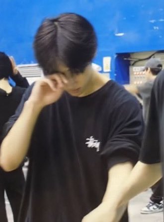 bxdminoritxxn's tweet photo. 형 나가려고 준비하고 있을 때
떤군 비척비척 눈도 못 뜨고 걸어와서
위태롭게 서있길래

뭐ㅋㅋ 왜 일어났어 더 자지
ㅃㅓ뽀하고 가..
어?
뽀뽀하고 가라고... 
맨날 나 잘때 몰래 하고 가지 말고...

이래서 연상 개빨개진 얼굴로 얼떨결에 
뽀뽀해주면 スL 쿨하게 잘가형 하고
다시 침대로 다이빙함 https://t.co/UJFl3l0P31