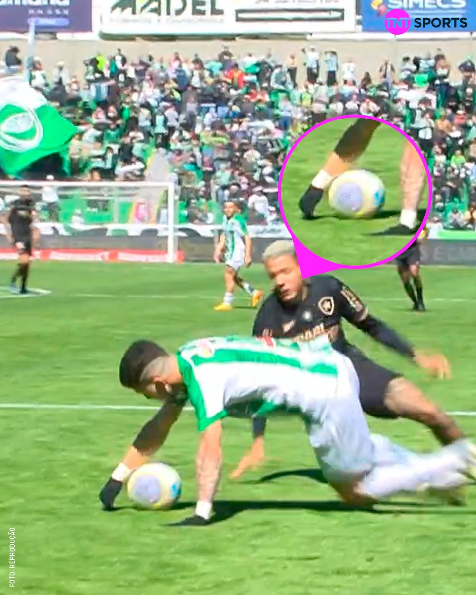 TNTSportsBR's tweet photo. POLÊMICA! 🚨
O Botafogo reclama de um pênalti não marcado nesse lance por toque de mão do zagueiro do Juventude. Deveria ser marcado, torcedor?

#BrasileirãoBetano https://t.co/jkEbC4LZPr