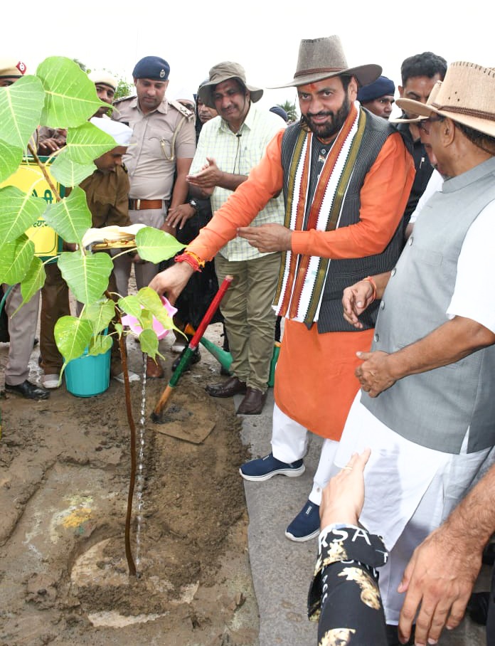 cmohry's tweet photo. मुख्यमंत्री श्री @NayabSainiBJP ने पानीपत के गांव आटा में #एक_पेड़_माँ_के_नाम कार्यक्रम में शिरकत की।  

उन्होंने निस्वार्थ समाज सेवा के साथ-साथ प्रकृति की सेवा के लिए संत निरंकारी सेवा मिशन का आभार प्रकट किया तथा सेवा को अनूठा कार्य बताते हुए सबके लिए अनुकरणीय बताया। 

सी एम ने प्रदेशवासियों से आग्रह किया कि वे अपनी माँ के साथ मिलकर या उनके नाम पर एक पेड़ जरूर लगाएं।