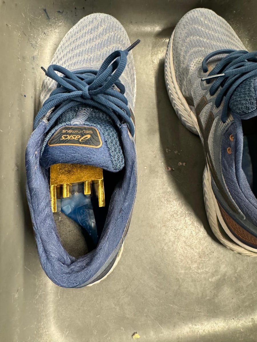 bigtvtelugu's tweet image. శంషాబాద్ ఎయిర్‌పోర్ట్‌లో భారీగా బంగారం పట్టివేత

దుబాయ్ నుండి హైదరాబాద్‌కు బంగారం తీసుకువస్తున్న వ్యక్తిని అరెస్ట్ చేసిన డీఆర్ఐ పోలీసులు.తన సూట్ తో పాటు బూట్లలో దాచుకొని తెస్తుండగా పట్టుకున్నారు

#goldseized #Hyderabad #shamshabadairport 
#NewsUpdates #bigtvlive