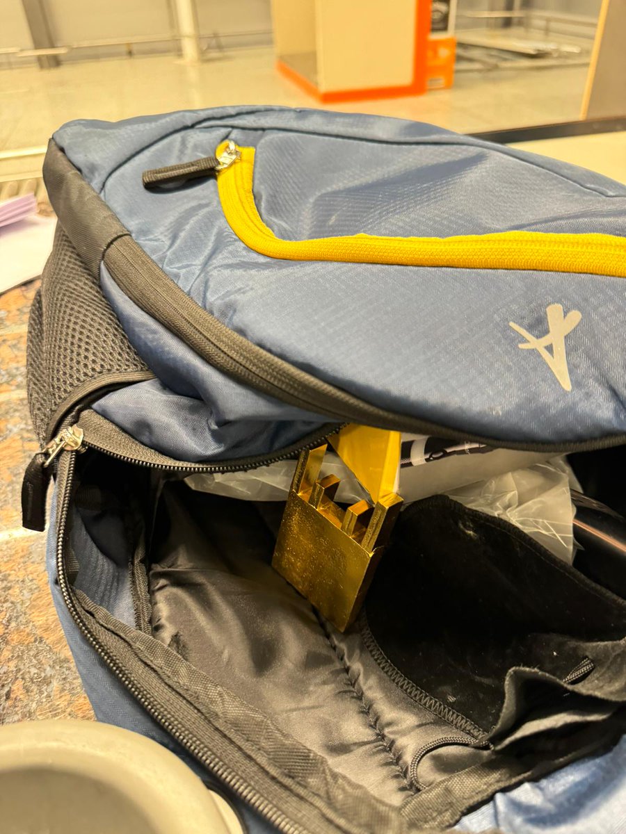 bigtvtelugu's tweet image. శంషాబాద్ ఎయిర్‌పోర్ట్‌లో భారీగా బంగారం పట్టివేత

దుబాయ్ నుండి హైదరాబాద్‌కు బంగారం తీసుకువస్తున్న వ్యక్తిని అరెస్ట్ చేసిన డీఆర్ఐ పోలీసులు.తన సూట్ తో పాటు బూట్లలో దాచుకొని తెస్తుండగా పట్టుకున్నారు

#goldseized #Hyderabad #shamshabadairport 
#NewsUpdates #bigtvlive