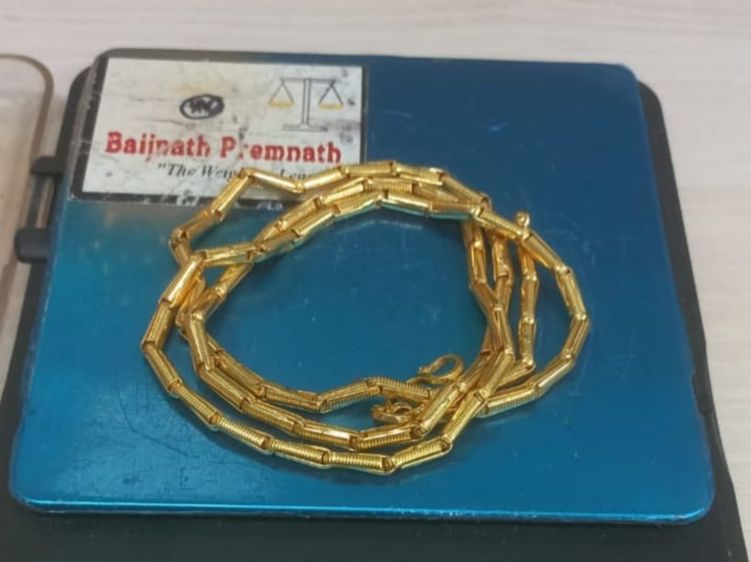 bigtvtelugu's tweet image. శంషాబాద్ ఎయిర్‌పోర్ట్‌లో భారీగా బంగారం పట్టివేత

దుబాయ్ నుండి హైదరాబాద్‌కు బంగారం తీసుకువస్తున్న వ్యక్తిని అరెస్ట్ చేసిన డీఆర్ఐ పోలీసులు.తన సూట్ తో పాటు బూట్లలో దాచుకొని తెస్తుండగా పట్టుకున్నారు

#goldseized #Hyderabad #shamshabadairport 
#NewsUpdates #bigtvlive