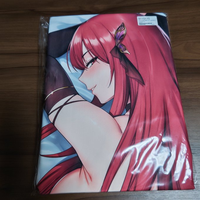 ようやくマキナさん抱き枕カバー交換してもらったぞー!とてもエロい塗り… 