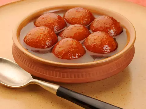 VishalMalvi_'s tweet photo. Unpopular opinion but Gulab Jamun is better than Rasgulla https://t.co/GPrwT04vb2