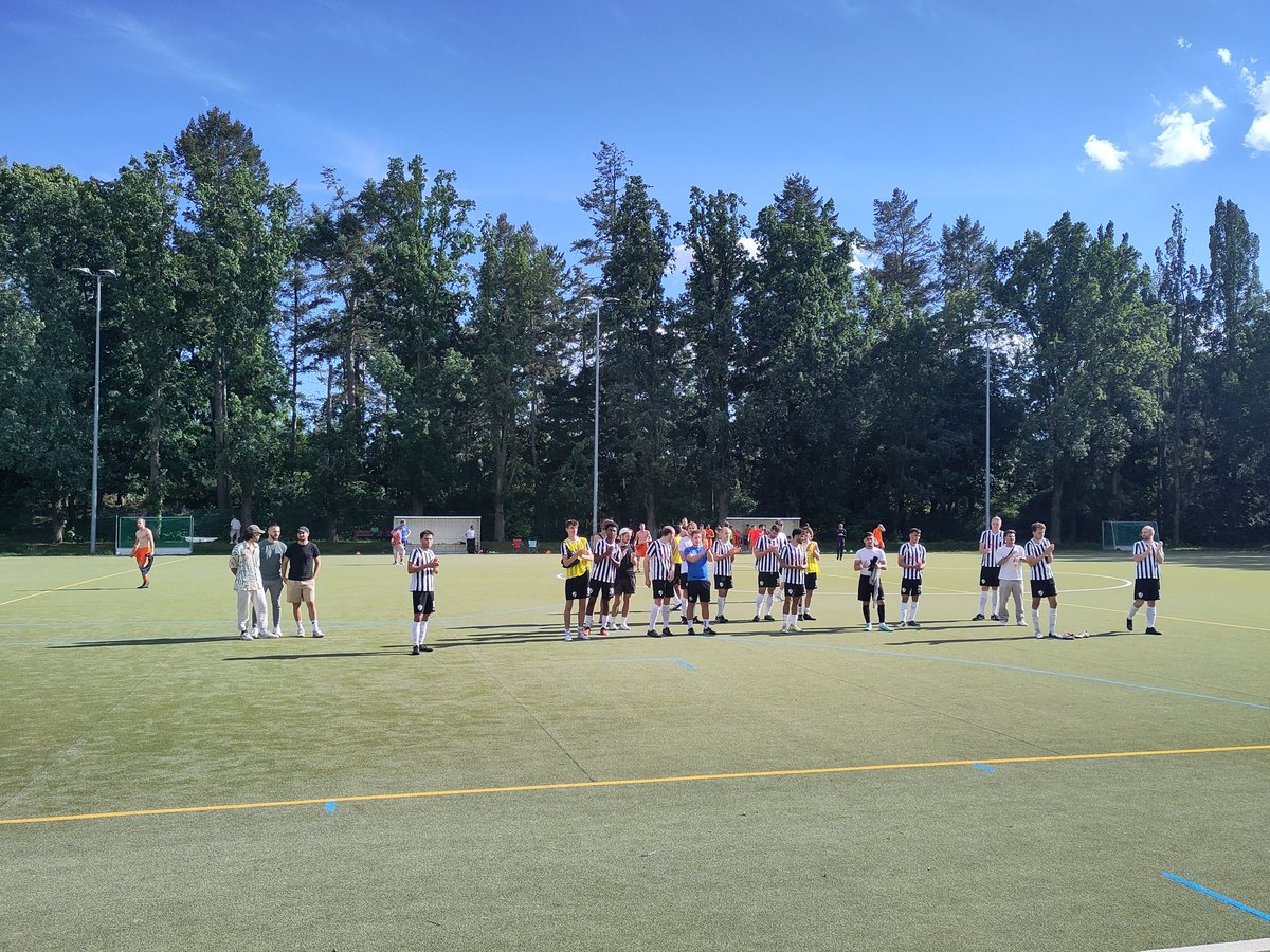 Selten eine 2:4 Niederlage so gefeiert. Sehr tolle 1. Halbzeit (2:0), dann aber deutlich Grenzen aufgezeigt (2:4 am Ende) bekommen. Dennoch, mit etwa 200 Fans, die den "Landesligameister" (naja, den Vize) feiern, ist #PolarPinguin eine Bereicherung für die #Berlinliga.
