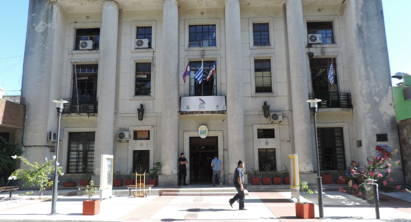 CronicasDelEste's tweet photo. ESCÁNDALO EN LA INTENDENCIA DE CANELONES POR FUNCIONARIO PROCESADO POR TRÁFICO DE DROGAS Y ARMAS QUE SIGUIÓ TRABAJANDO DURANTE 15 AÑOS
https://t.co/suzTrFXBi8 https://t.co/nVd1TTqPti