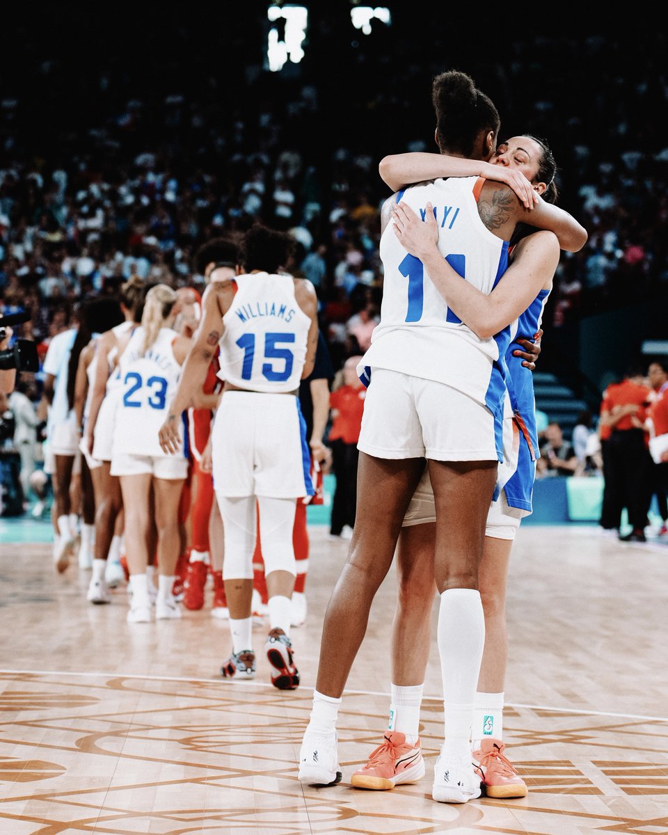 FRABasketball's tweet photo. Vous pouvez être fières 🥹🥈

#PassionnémentBleu | #Paris2024 https://t.co/Rr4wiAKqEl