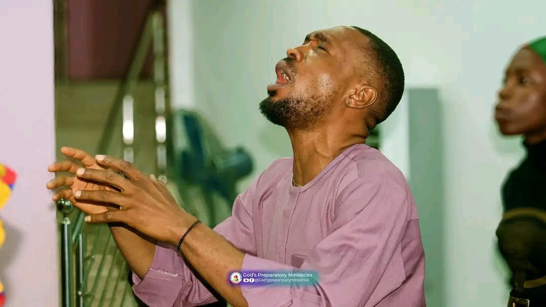 veession's tweet photo. Happy Sunday from this side hope the struggle no touch you bcox he touch me ooo chai 
Pray or remain in Nigeria struggle https://t.co/RzSO0s0TrT