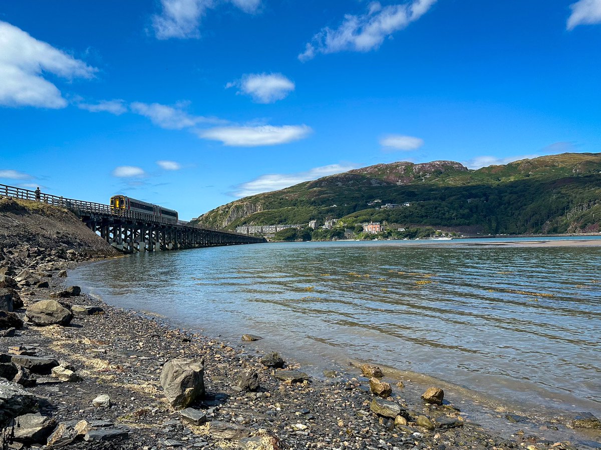 Sunny Sunday Afternoon wonder round my favourite Welsh seaside town today, and of course a stroll across the magnificent Barmouth Viaduct! ☀️