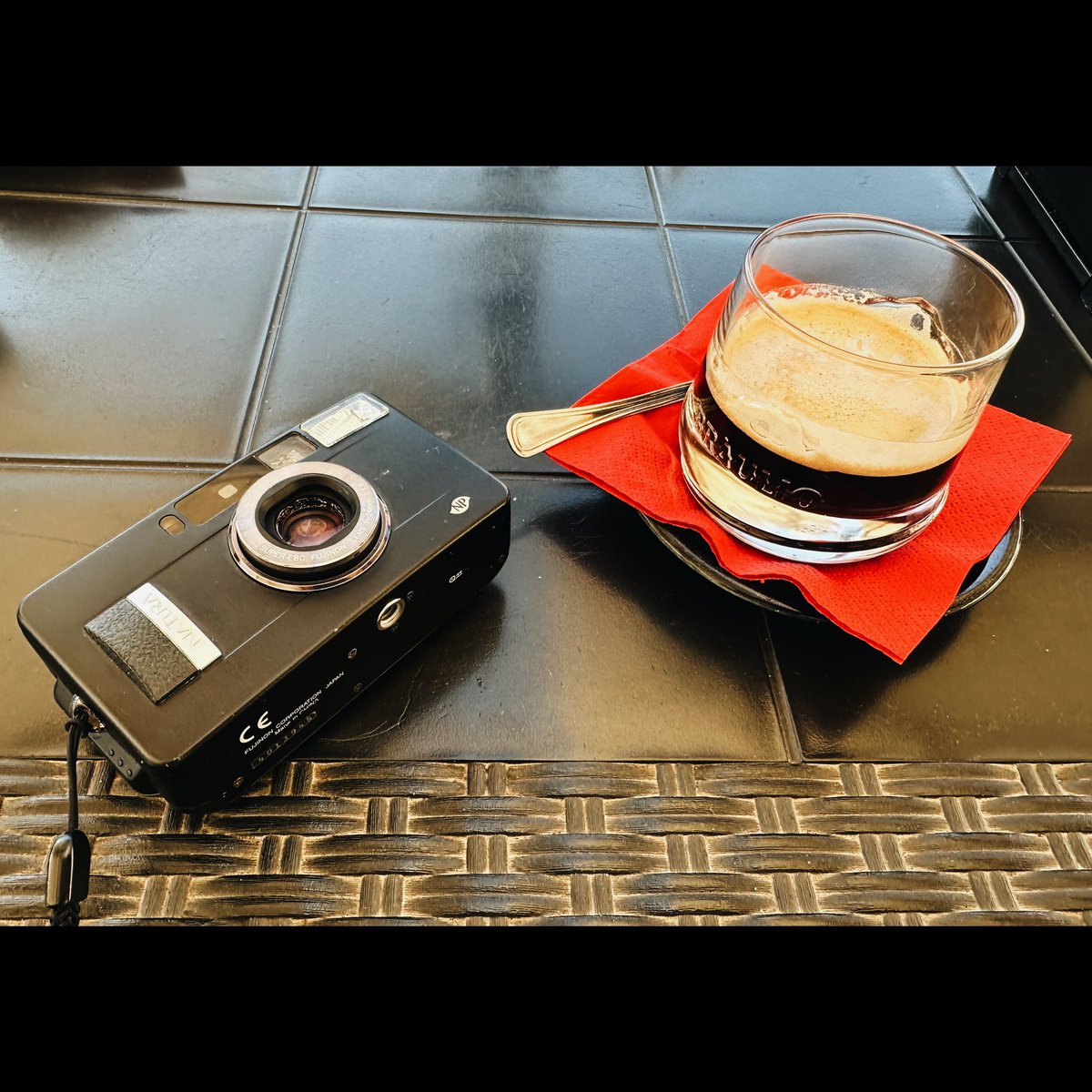 nickdemarco_'s tweet photo. Nero Fico: Natura Black & Caffè Freddo
Sora last week with P&S No. 21 the Fuji Natura Black with 24mm f1.9 lens
#camera #film #filmcamera #fuji #vintage #compactcamera #compactcameraclub #believeinfilm #filmnotdead #pointandshootcamera #pointnshoot #fujinaturablack #fujinatura #cameracollection #coffee #cafe #caffe #caffè #sora #italy #caffeine