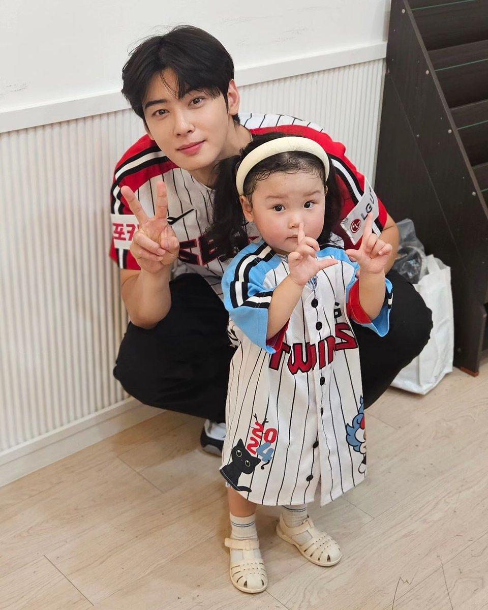 Broom_ew's tweet photo. 채이 어머님 인스타그램 속 은우 
#차은우 #CHAEUNWOO https://t.co/9PLGyVb9n6