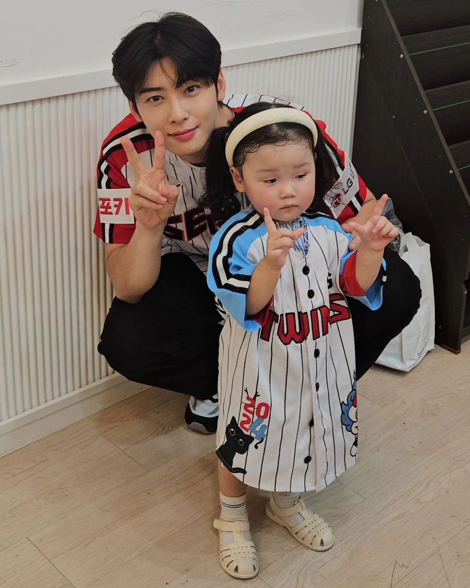 Broom_ew's tweet photo. 채이 어머님 인스타그램 속 은우 
#차은우 #CHAEUNWOO https://t.co/9PLGyVb9n6