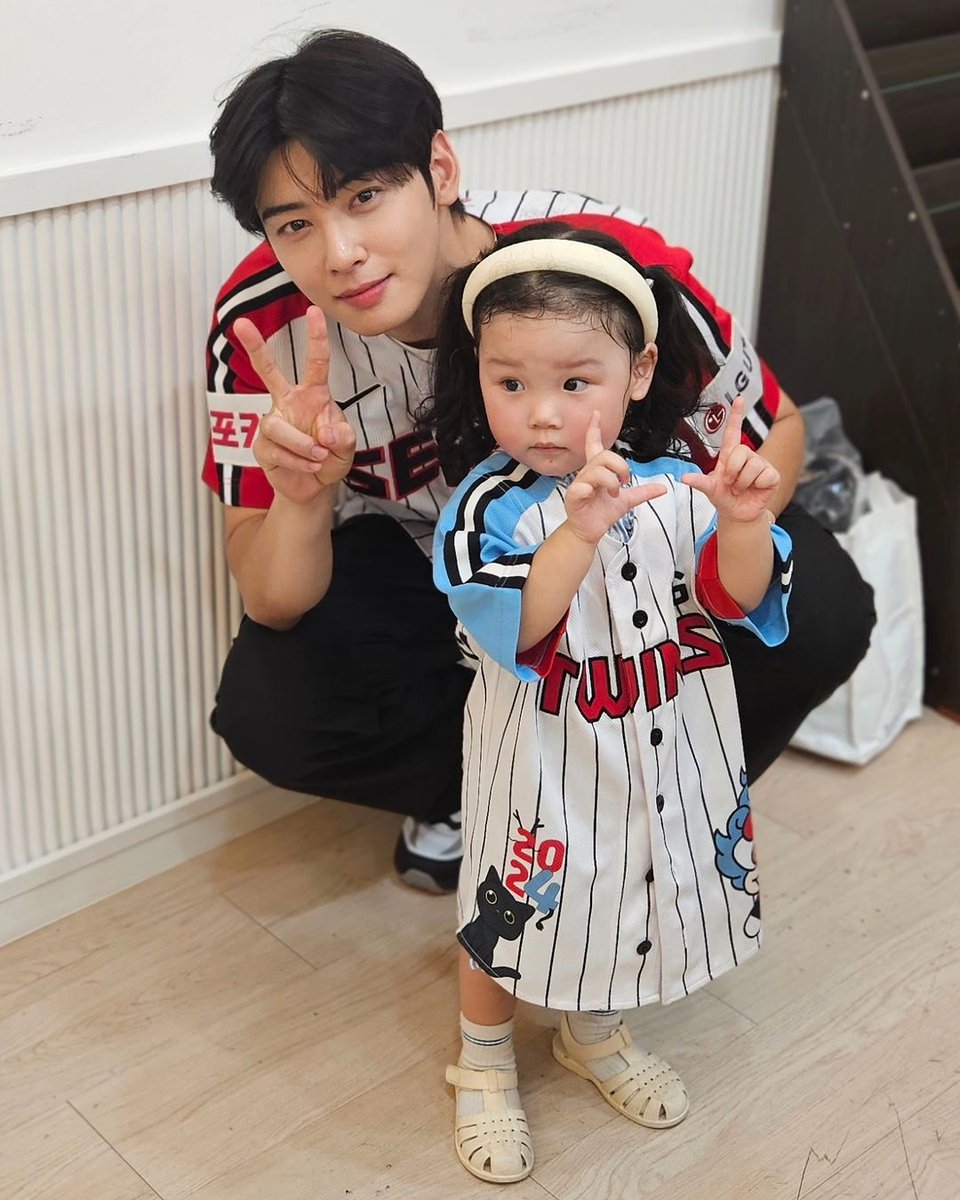 Broom_ew's tweet photo. 채이 어머님 인스타그램 속 은우 
#차은우 #CHAEUNWOO https://t.co/9PLGyVb9n6