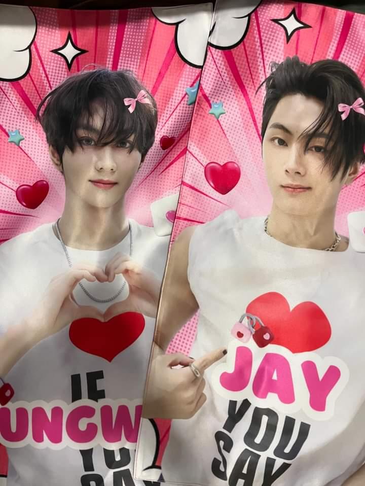 eiztetik's tweet image. ‼️✨GIVEAWAY Cheering Kit Jungwon &amp;amp; Jay by @derpbluemoon &amp;amp; @eiztetik✨‼️
For 2 winners, will get 1pcs cheering kit Jungwon or Jay

- follow @derpbluemoon 
- RT &amp;amp; Likes tweet ini 
- Reply salah satu member Jay atau Jungwon yang mau kamu dapetin

*T&amp;amp;C on reply