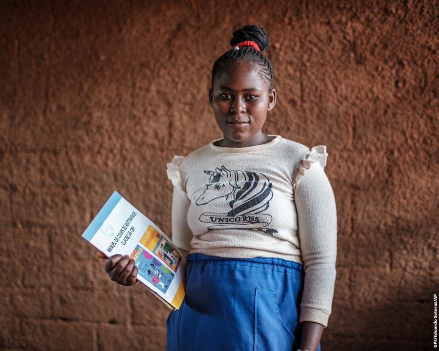 GPforEducation's tweet photo. Naomi Bakeré wants to be a journalist.

To improve her French, she participated in catch-up classes over the school holidays.

Funded by GPE and implemented by @WorldBankAfrica, these classes help 99,000 students in the Central African Republic to stay on top of their learning. https://t.co/rfiAnE8SjP