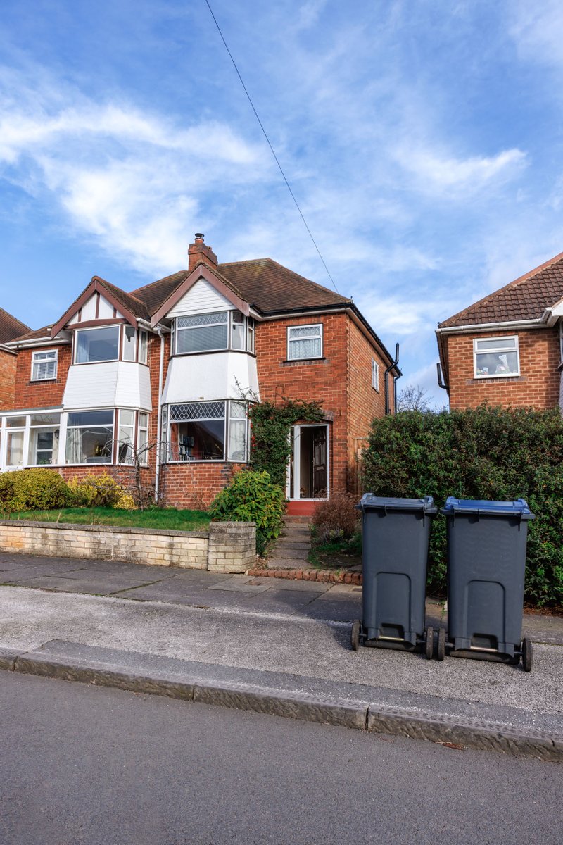 BhamCityCouncil's tweet image. 🚮 Bin Collection Tips! 🚮 Remember to:
1.Separate recyclables from general waste.
2.Avoid overfilling your bins.
3.Properly sorted waste helps keep our neighbourhoods clean and green! 🌿♻️ 

#SustainableLiving #CommunityEffort #WasteSorting #CleanerBirmingham #KeepBrumTidy