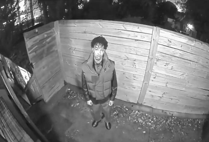 Mi mamá: no salgas afuera que hay un loco 

Mi compa afuera esperando que busque liyos: