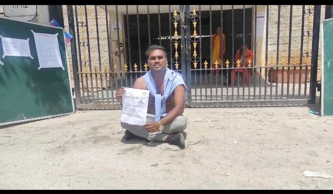 ತಂದೆ ತಿಥಿ ಕಾರ್ಯ ಮುಗಿಸಿಕೊಂಡು ಕೊಪ್ಪಳದಿಂದ ಬೆಂಗಳೂರಿಗೆ KPSC ಪರೀಕ್ಷೆ ಬರೆಯಲು ಬಂದಿದ್ರು ಹರಿಶಂಕರ್ ನಾಯ್ಕ್ . 5 ನಿಮಿಷ ತಡವಾಗಿ ಬಂದಿದ್ದಕ್ಕೆ ಎಕ್ಸಾಂ ಸೆಂಟರ್ ನಿಂದ ಹೊರ ಹಾಕಿದ್ದಾರೆ. 5 ನಿಮಿಷ ಬೇಗ ಬಂದಿದಿನಿ ಆದ್ರೂ ಬಿಟ್ಟಿಲ್ಲ ಅಂತ ಪ್ರತಿಭಟಿಸಿದ್ರು. ಸರ್ಕಾರಿ ಕನಸು ಭಗ್ನವಾಯ್ತು.