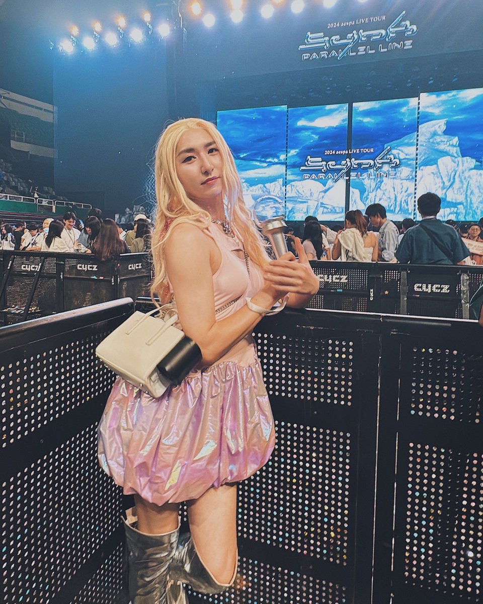 2024 aespa LIVE TOUR - SYNK : PARALLEL LINE - in TAIPEI Day 3
是一場平行宇宙的演唱會 展現不同宇宙面向的 aespa，感覺是是為下一個作品做轉銜的開端，很喜歡這次的演唱會🎶
#aespa #æspa #에스파
#SYNK_PARALLELLINE #aespaLIVETOUR2024
#aespaLIVETOUR2024_SYNK_PARALLELLINE