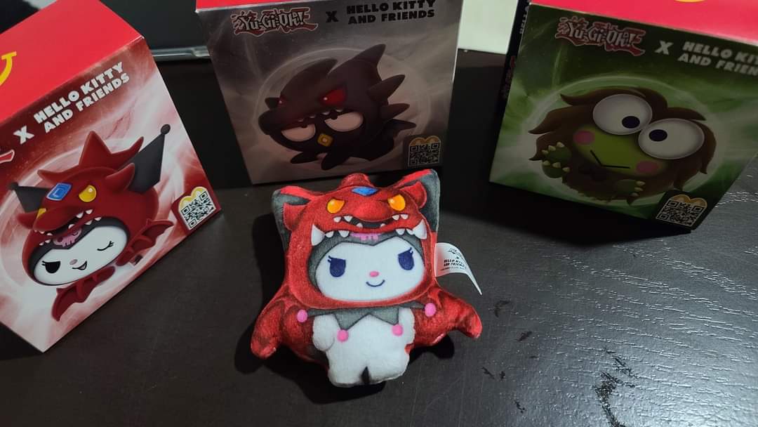 Por fin tengo los tres dragones de ojos azules, una maga oscura , un dios egipcio, un dragón ojos rojos y otro que eee facilito apa, pobre del niño que estaba llorando detrás de mi, no los mereces tu no sabes de Yugioh