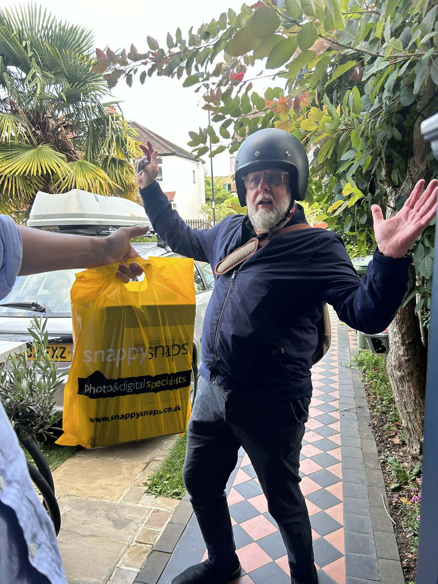AnnaWetherell's tweet photo. Scott of Snappy Snaps Shepherd’s Market saved @monolithicjj a bollocks afternoon of having to go BACK to town to pick up a thing. ‘Oh I live in Forest Hill’ said Scott. ‘I’ll drop it over on my way back from work tomorrow.’ And he BLINKIN’ DID. Amaze @snappsnapsuk https://t.co/wArnIvwbyI