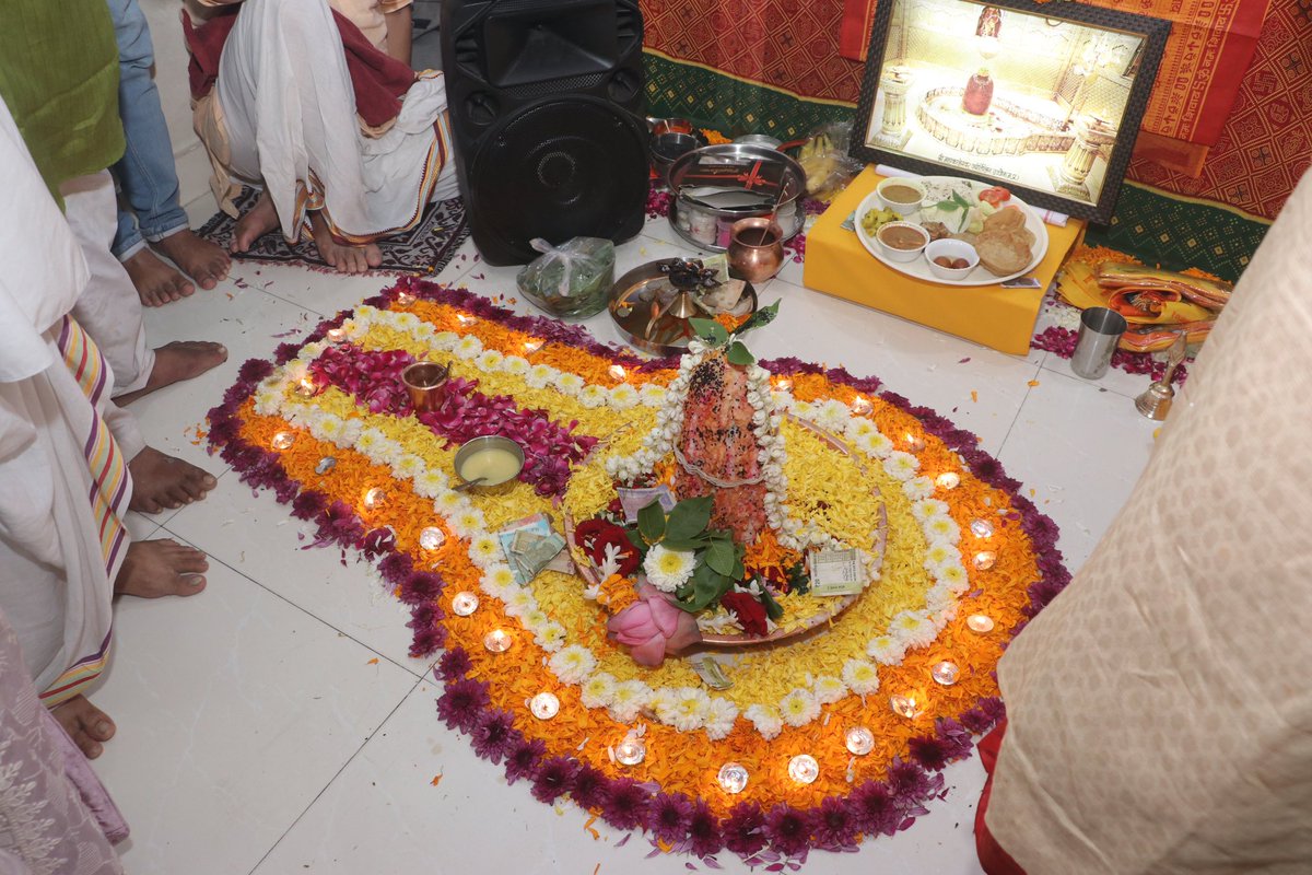 Connectgeeta's tweet photo. पवित्र श्रावण महिन्याच्या निमित्ताने आज प्रिन्स प्लाझा, भाईंदर पूर्व येथे भगवान शिव अभिषेक आयोजित करण्यात आला होता. यावेळी उपस्थित राहून भगवान शंकराचे आशीर्वाद घेतले आणि सर्वांना पवित्र श्रावण महिन्याच्या शुभेच्छा दिल्या.
#mirabhayandar #shivshankar #abhishek #sharavan #sharawan #blessing