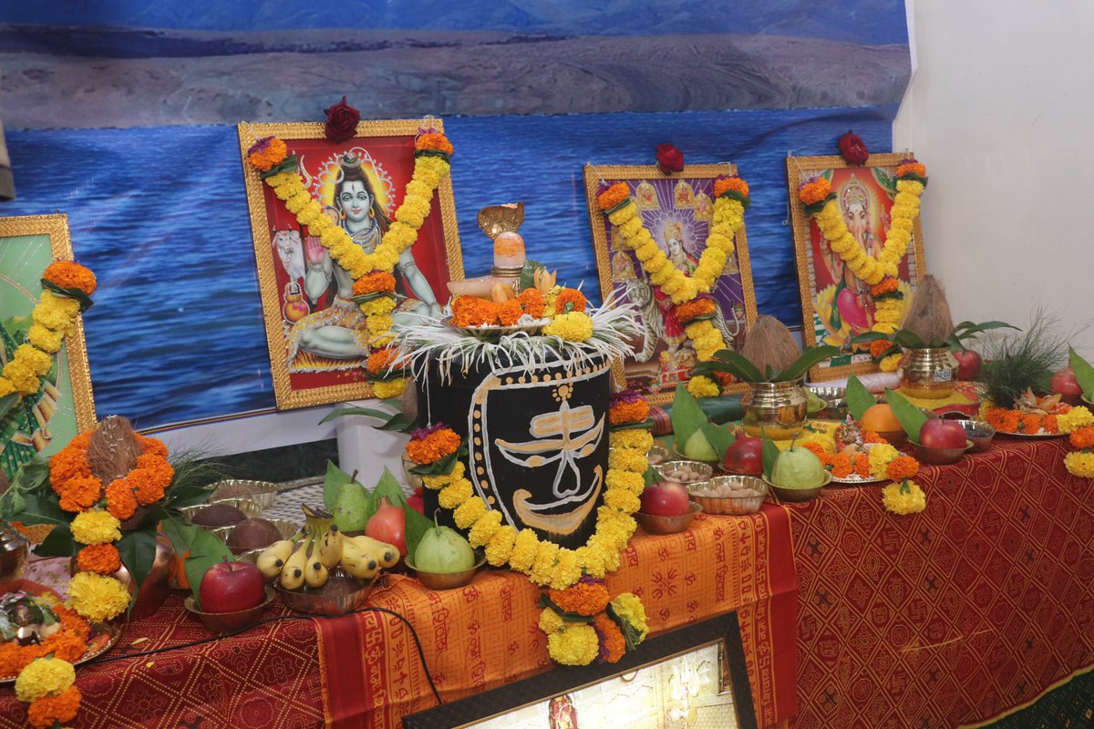 Connectgeeta's tweet photo. पवित्र श्रावण महिन्याच्या निमित्ताने आज प्रिन्स प्लाझा, भाईंदर पूर्व येथे भगवान शिव अभिषेक आयोजित करण्यात आला होता. यावेळी उपस्थित राहून भगवान शंकराचे आशीर्वाद घेतले आणि सर्वांना पवित्र श्रावण महिन्याच्या शुभेच्छा दिल्या.
#mirabhayandar #shivshankar #abhishek #sharavan #sharawan #blessing