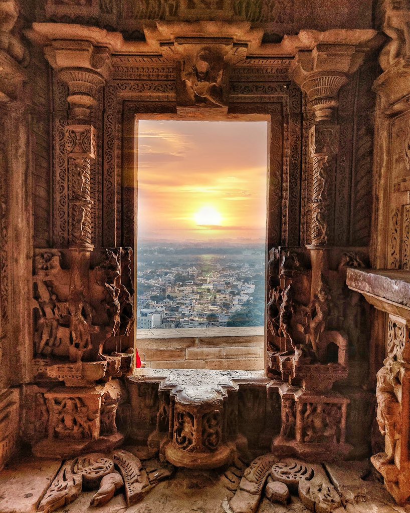LostTemple7's tweet photo. Mind says : Move on 
Heart Says : Hold on https://t.co/ZaKq57g3Ya