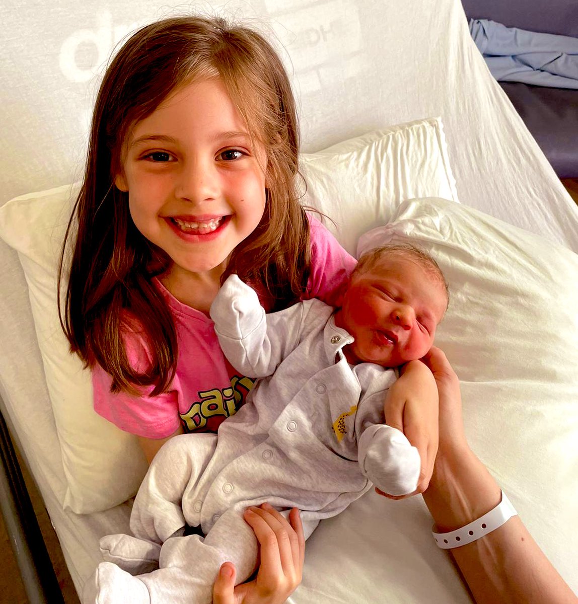 Eva would like to introduce you all to her baby brother;

𝓜𝓪𝓼𝓸𝓷 𝓡𝓸𝓫𝓮𝓻𝓽 𝓑𝓾𝓻𝓻𝓸𝔀𝓼 

born on 10th August 2024 at 15:54, weighing at 8Ibs 8oz. 

Made a bit of dramatic start, but with a sister like Eva, im not the least bit surprised! 🥲💙🩷