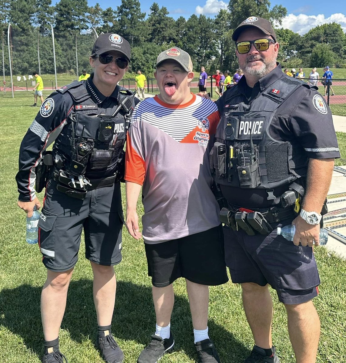 Thanks to the members of the <a href="/TorontoPolice/">Toronto Police</a> who gave a helping hand at our Track Meet yesterday and made our athletes' day a whole lot brighter!
<a href="/LETRToronto/">Law Enforcement Torch Run - Toronto</a> <a href="/torchrunontario/">Torch Run Ontario</a>