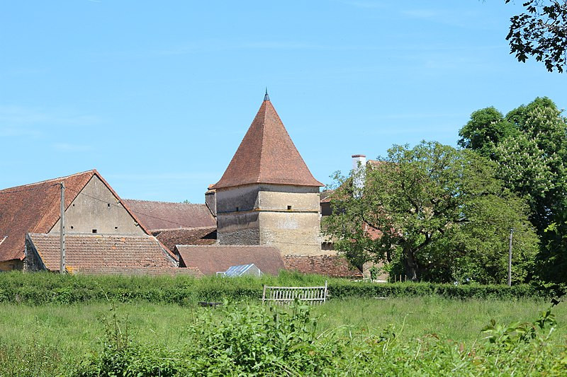 MonumentumFr's tweet photo. Maison-forte de Corcelles à #Charolles (#SaôneEtLoire) Construction XIVe siècle, XVIIe siècle. Les façades et les toitures des deux tours carrées et le portail d'entrée (cad. F 103) : inscription par arrêté du ...
Suite 👉 https://t.co/NCqoHiOppB
#Patrimoine #MonumentHistorique https://t.co/RnWK6irIrl