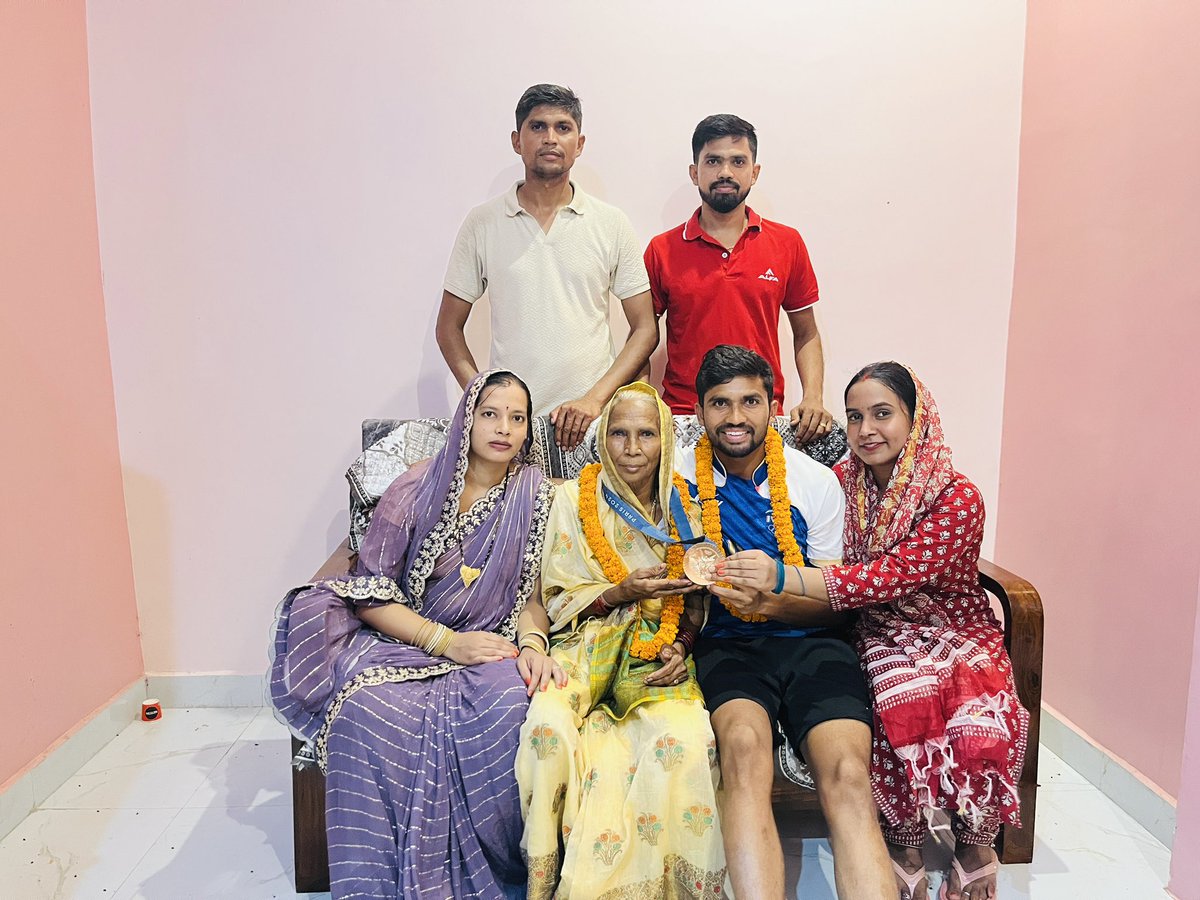 Rajkumarpal05's tweet photo. परिवार के साथ ओलंपिक पदक साझा करना मेरे और मेरे परिवार के लिए गौरव की बात है मैं इस सुनहरे पल को हमेशा हमेशा के लिए अपने खूबसूरत यादों में संजो के रखना चाहता ह ❤️
#parisolympics2024 #hockey #bronzemedal bronze 🥉 #hockeyindia 🏑❤️🏑🥰🙏🏼🙏🏼🇮🇳🇮🇳 https://t.co/k1jX4v6jz2
