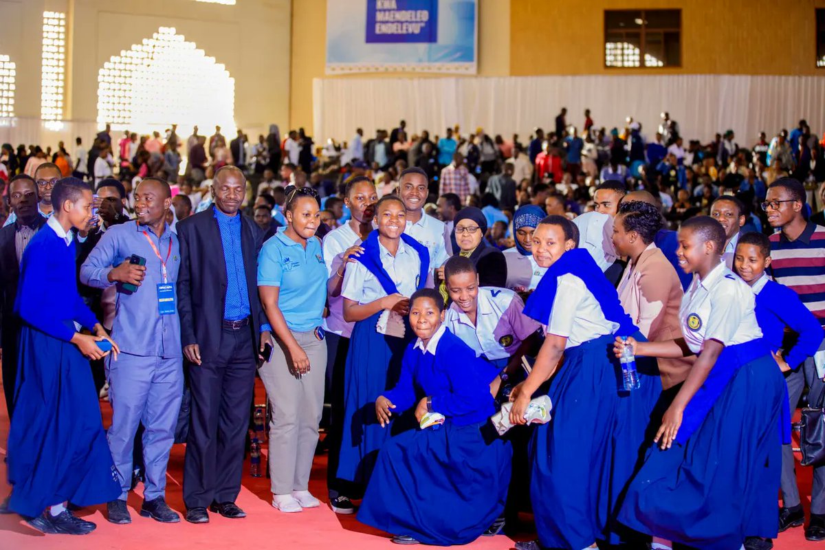 Naibu Katibu Mkuu, Ofisi ya Waziri Mkuu - Kazi, Vijana, Ajira na Wenye Ulemavu, Zuhura Yunus akiwa na vijana pamoja na wadau wa maendeleo ya vijana katika kongamano la vijana, jijini Dodoma leo Agosti 11, 2024.