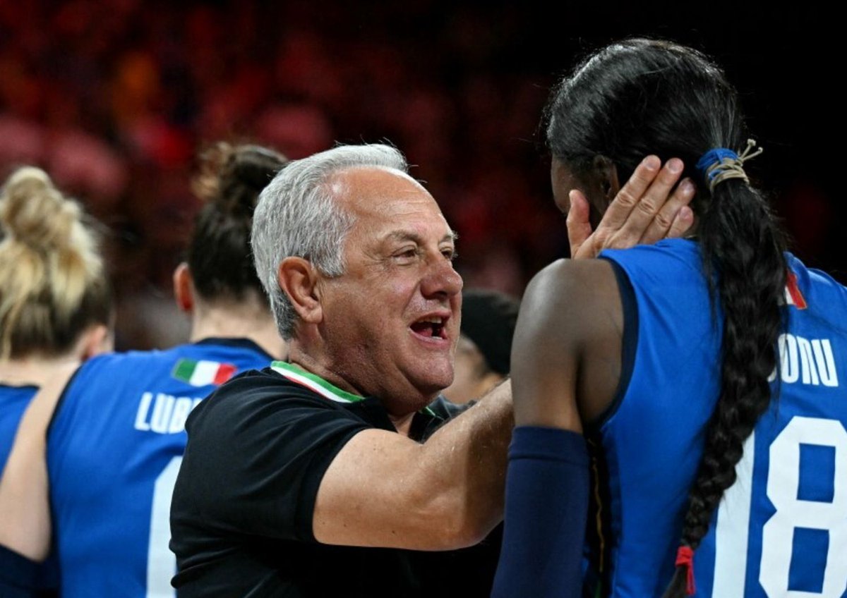 dilloadaniel's tweet image. Ricordo come fosse ieri un'intervista durante Atlanta '96. Chiesero a Velasco quale fosse la medaglia più bella vinta dagli italiani: "quella che deve ancora venire" rispose sornione.
Sai che dopo tutto...

#Paris2024 #italvolley #Olympics