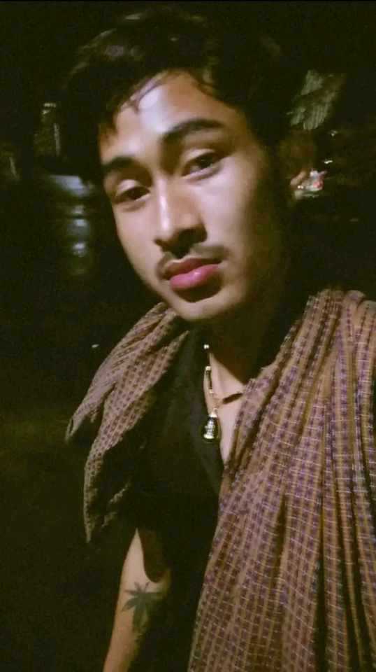 Vcချဲ့ပြီးထုပြနေတဲ့ဘိတ်သား‌
