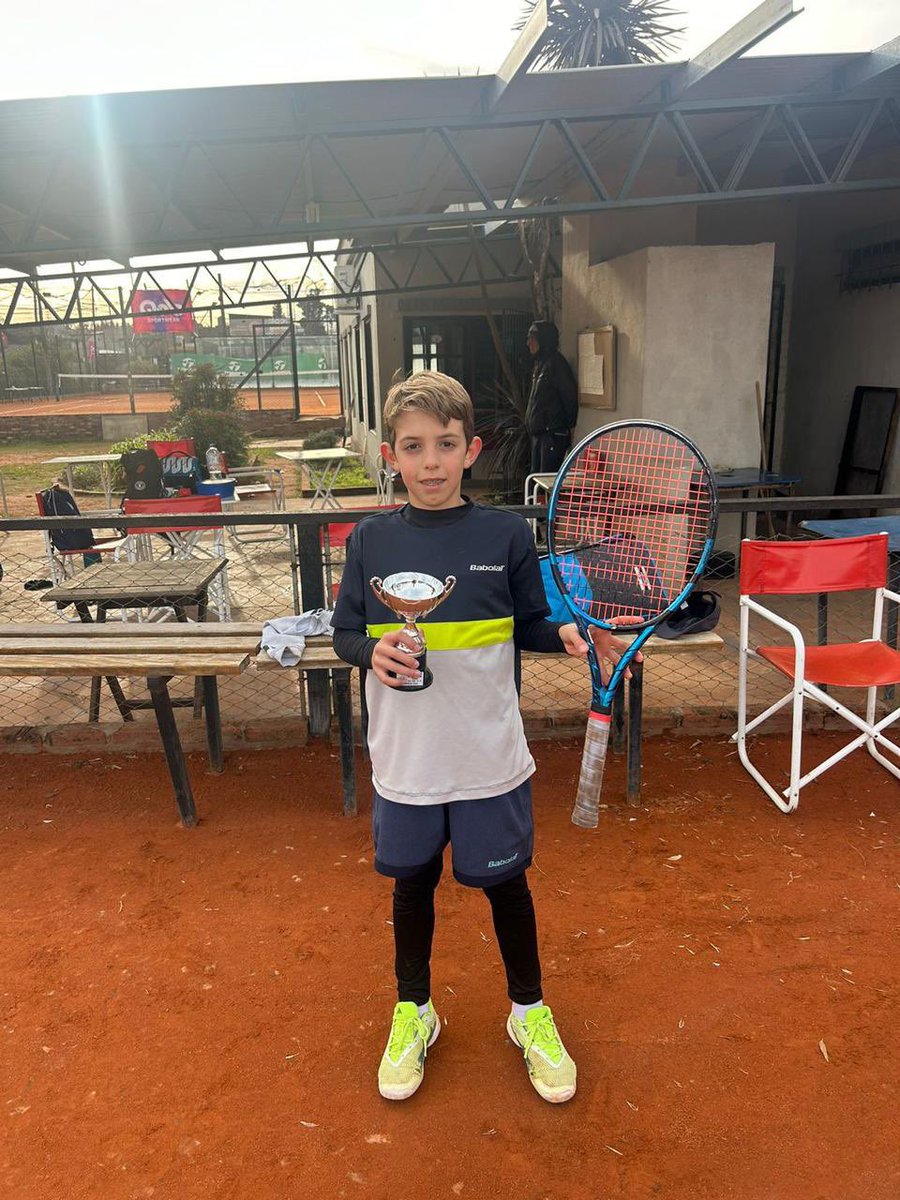 CASarmientoOf's tweet photo. 🎾 #TenisCAS / UN NUEVO TÍTULO PARA EL GUERRERO
🏆 Conrado Rossi se consagró Campeón en el Torneo Abierto de Luján en la categoría sub12 con tan solo 10 años. En dicho torneo logró vencer a los mejores de la provincia.
👏🏻 ¡Felicitaciones Conrado!
#DaleVerde🇳🇬 https://t.co/NjGxEmREqR
