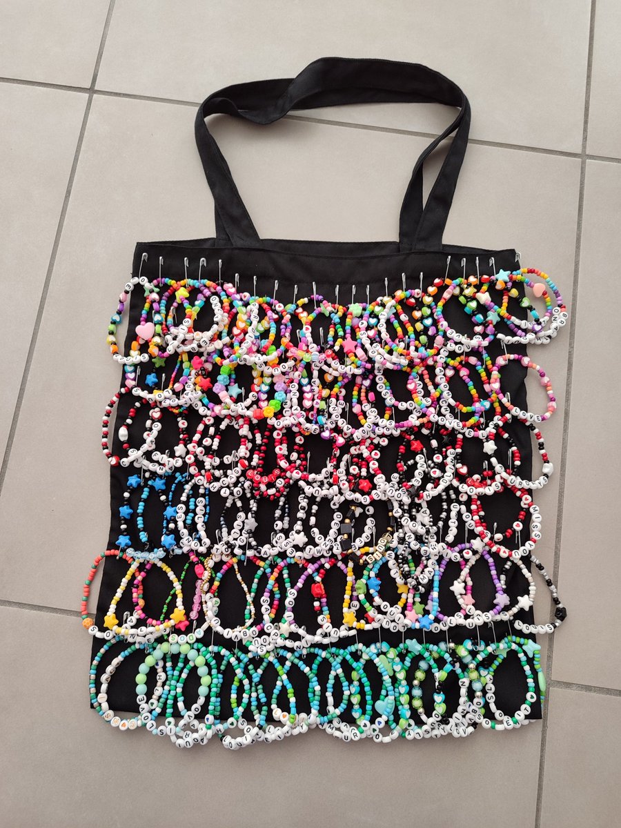Marion28_369's tweet photo. Just finished to customize my totebag with more than 100 friendship bracelets for my Louis festival in one week ๐ if you see me, come to take one โค๏ธ
#LouisTomlinsonFestivalEra
#Louistomlinson
#cabaretvert https://t.co/oEhy61cZHv
