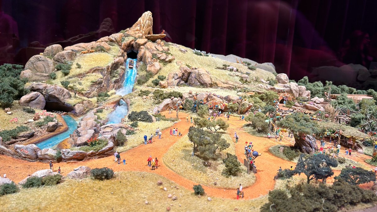 DLPNews's tweet photo. 📷 Découvrez la maquette de l'attraction et de la zone thématique dédiées au Roi Lion de #DisneylandParis, en direct du pavillon Imagineering: Behind the Dreams ! 🦁 #D23 https://t.co/pGy2J7v32f