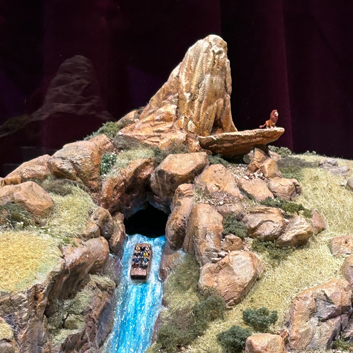 DLPNews's tweet photo. 📷 Découvrez la maquette de l'attraction et de la zone thématique dédiées au Roi Lion de #DisneylandParis, en direct du pavillon Imagineering: Behind the Dreams ! 🦁 #D23 https://t.co/pGy2J7v32f