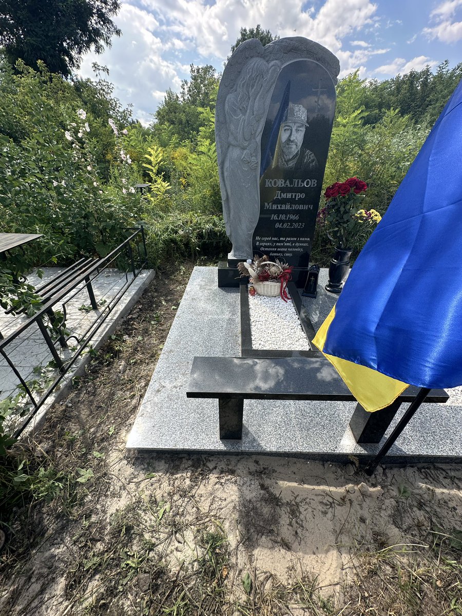 solovyina's tweet photo. Кладовище Діївка 2, Дніпро. Нема адекватних слів, щоб передати моє обурення по приїзду до дядька на могилу. За тиждень приїздила моя мати та просила керівництво розчистити хочаб прохід. Але куди там…

Трохи самі поскубали. Адже в керівництва нема дєнєг. П-повага. https://t.co/jTNrHmiYlU