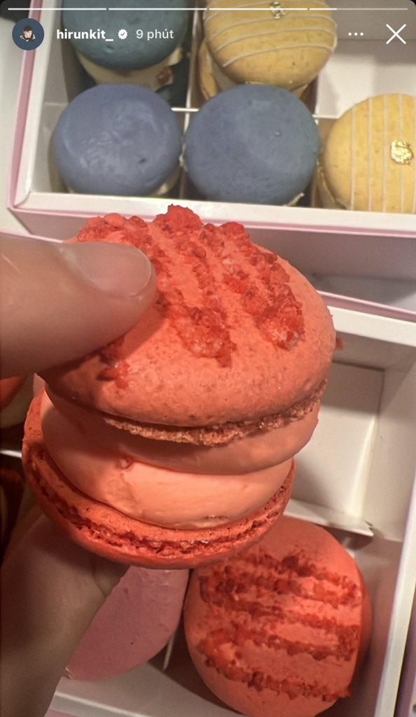 _fairy301_'s tweet photo. So cute. Today, fans sent food support to P'Nani, including Souri 🫶🏻😙
And now, P'Nani enjoys it and takes a photo of #ShiseidoxSouri macaron to post on his IGs. P'Nani is a Souri lover and always supports Nong Win 🥹🩷🥰

#winmetawin @winmetawin #hirunkit_ #souribkk #naniwin https://t.co/QhIMMh4lZQ
