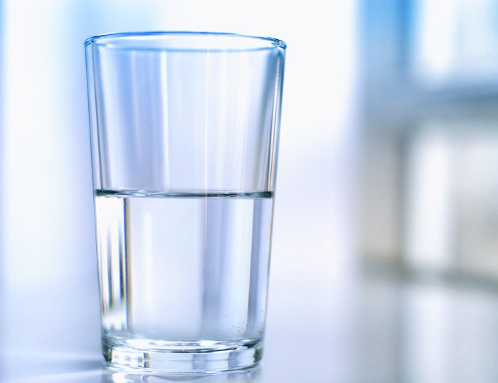 Mirar el vaso medio vacío no es la única condición para llenarlo. 
Muchas organizaciones desbordaron de éxito mirando la mitad llena.

#1A_WIN #WordsImproveNumbers #ComunicacionInterna #1A_Method