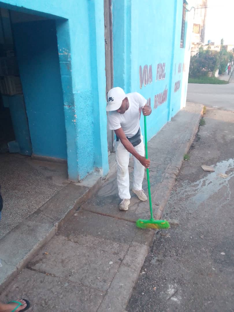 irena2418655300's tweet photo. Jornada de cambio de labor y día de la técnica en nuestros talleres de la UBIA en el territorio. Se reanima además el busto de Marti frente a la panadería 304 del consejo popular loma modelo. #UnidosXCuba #EnModoVictoria #LaHabanaViveEnMí https://t.co/CQ2Zt8lcLp