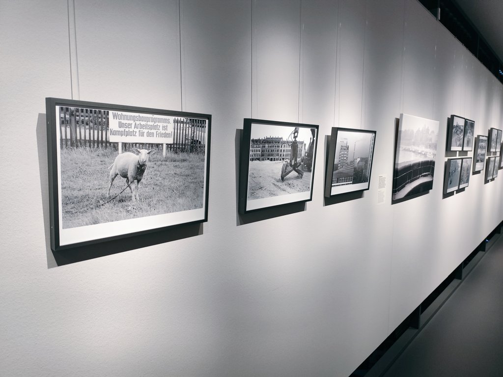 ZeichenZeiten's tweet photo. Großartige #Foto-Ausstellung: Das Zeitgeschichtliche Forum in #Leipzig zeigt Aufnahmen von Martin Jehnichen aus den Jahren 1988 bis 1990. https://t.co/tQlgLSJPom