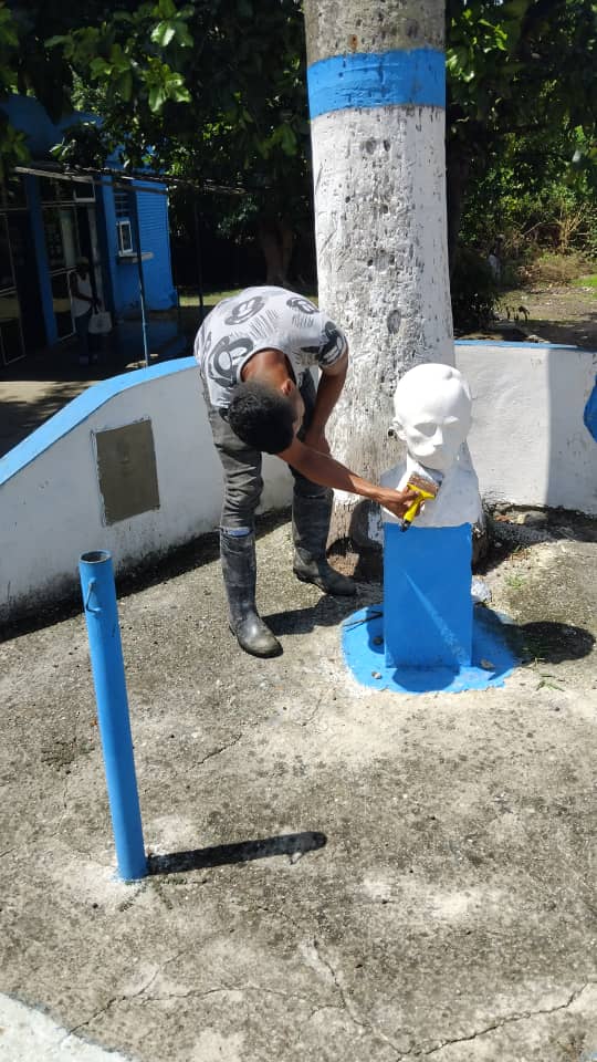 irena2418655300's tweet photo. Jornada de cambio de labor y día de la técnica en nuestros talleres de la UBIA en el territorio. Se reanima además el busto de Marti frente a la panadería 304 del consejo popular loma modelo. #UnidosXCuba #EnModoVictoria #LaHabanaViveEnMí https://t.co/CQ2Zt8lcLp