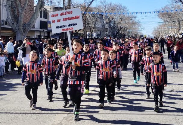 ClubSeptiembre's tweet photo. ¡Feliz Aniversario General Alvear 🇾🇪!

Las categorías infantiles del Club Atlético 10 de Septiembre participaron del desfile Cívico-Militar por los 110 años de nuestro departamento

Siempre orgullosos de ser alvearenses, siempre orgullosos de ser tricolores 🇾🇪

#Trico2024 ⚫️⚪️🔴 https://t.co/PnOonN7Ra5