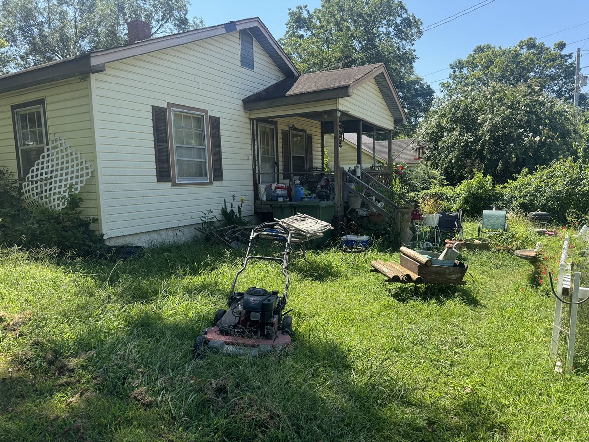 iamrodneysmith's tweet photo. I just had the pleasure of mowing Ms. Bakers lawn as she rested inside . Making a difference one lawn at a time . https://t.co/rHEhIimZ6V